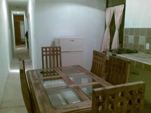 se renta cuarto en departamento de estudiantes.