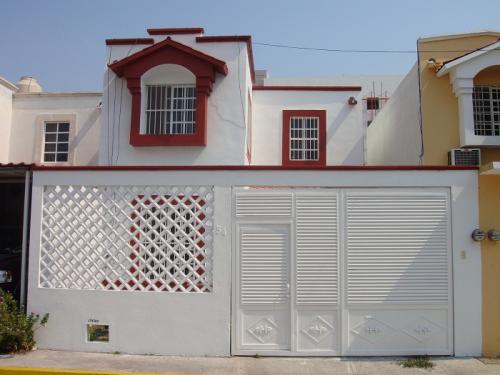 Se renta casa habitación en fracc. privado seguro.