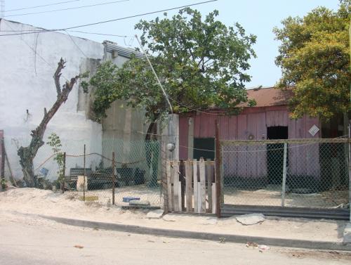 Se vende terreno alto, buena ubicación.