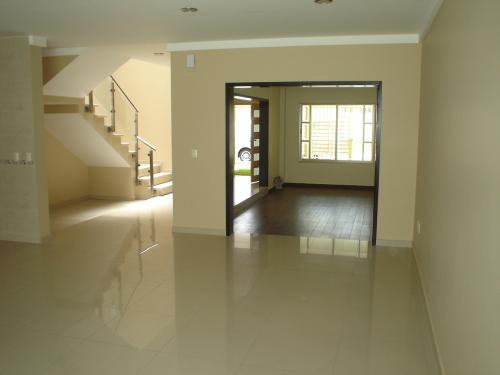 BONITA CASA MINIMALISTA EN VILLAS DEL NILO