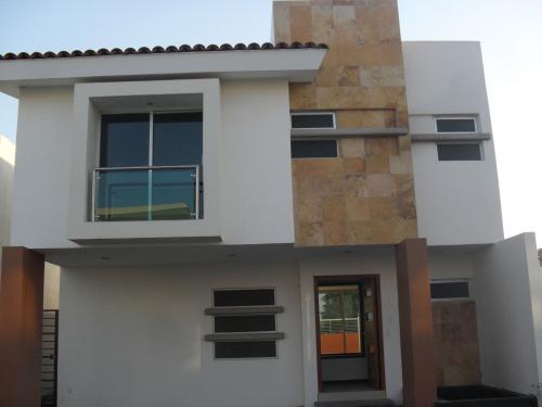 Hermosa residencia en coto solares