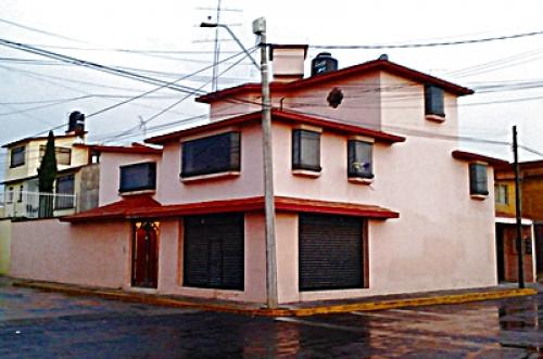 Casa en esquina con local en Ocho Cedros
