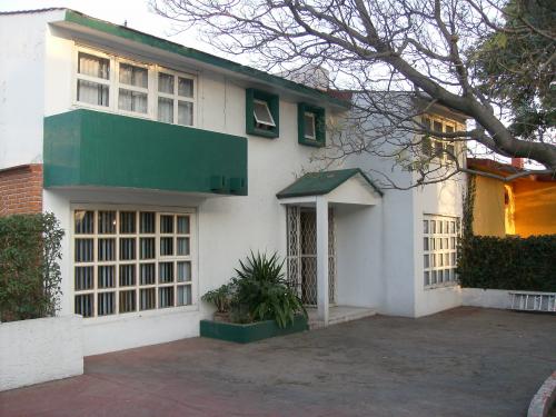 VENDO AMPLIA CASA BUENA UBICACION TRATO DIRECTO