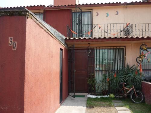 En Toluca Vendo casa en condominio horizontal, desarrollado en dos niveles.