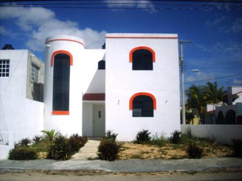 Jardines del Norte, preciosa casa en esquina frente al parque.