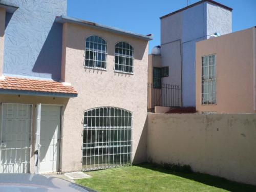 CASA EN LOS SAUCES IV POR AEROPUERTO DE TOLUCA 