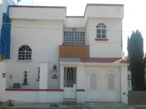 VENDO CASA,  EXCELENTE UBICACION