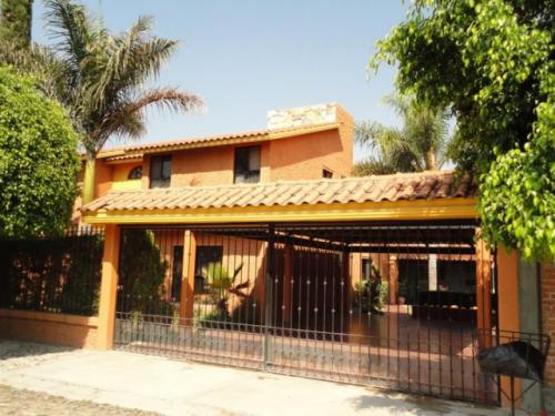 Leon Casa en Fraccionamiento, Excelente Precio