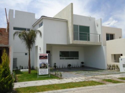 HERMOSA RESIDENCIA EN CONDOMINIO HORIZONTAL