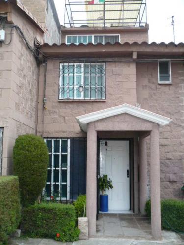 CASA EN TOLUCA 3 RECAMARAS ESTUDIO Y 2 BAÑOS