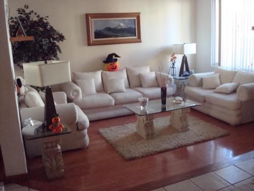 Hermosa casa por Guadalupe dentro de un coto 