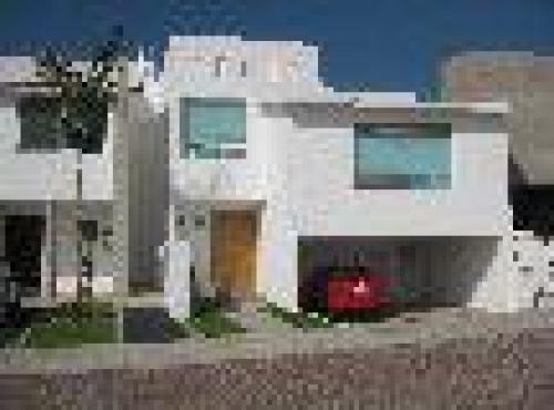 CASA EN VENTA EN CUMBRES DEL LAGO