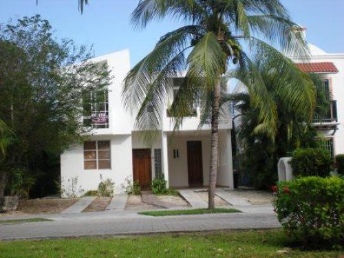 CASA SIN MUEBLES CON AIRES ACONDICIONADOS PLAYACAR PLAYA DEL CARMEN Q, ROO