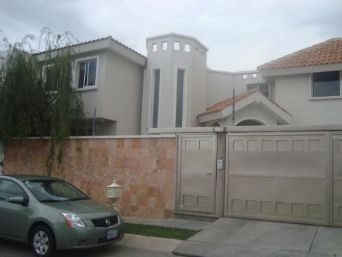 EXCELENTE RESIDENCIA CON ACABADOS DE LUJO, EN ZONA EXCLUSIVA A UN EXCELENTE PRECIO