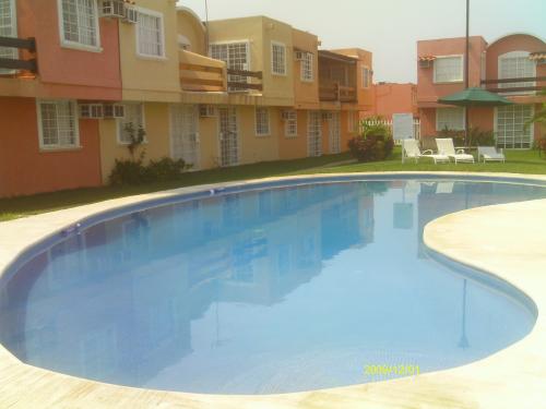 EXCELENTE VILLA A 5 MIN DE PLAYA 3 REC ALBERCA SEGURIDAD TERRAZA 