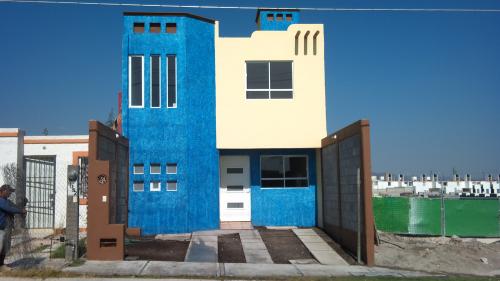 APROVECHA VENDO EXCELENTE CASA A 5 MIN DE JURICA 