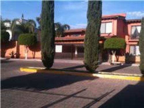 Casa Fraccionamiento Italia, 6 recamaras,6 baños completos, 2 estudios.