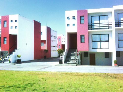 CASAS NUEVAS DE 195 M2 DE CONST ACABADOS DE LUJO -EQUIPADAS-CLOSETS COCINA PISOS DE MADERA ETC