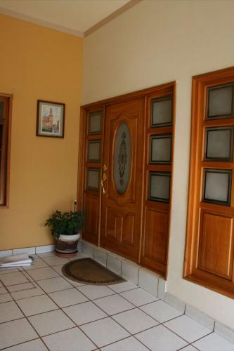 ARCOS DEL VALLE CALLE PRINCIPAL POR LA CORONA