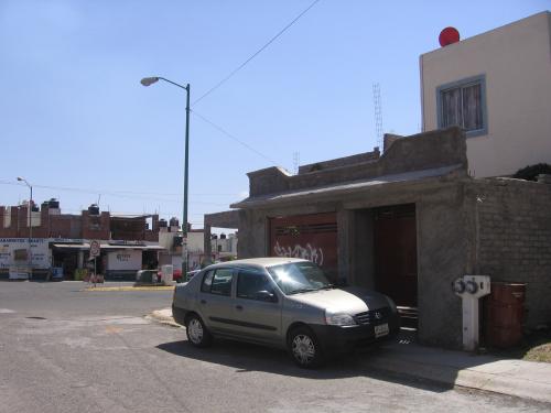 VELLA MAGNA ESQUINA CASA CON 3 LOCALES 