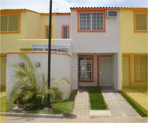 Se vende esta casa con todos los servicios