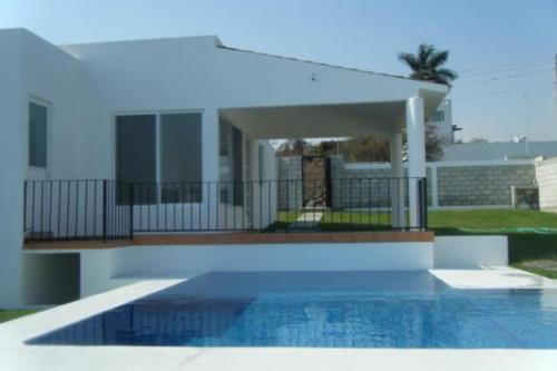 NUEVA CON AMPLIO JARDIN