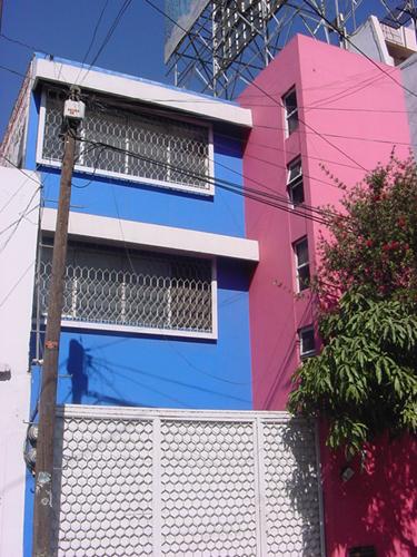 Casa con locales comerciales, 5 minutos del centro. Excelente !!!