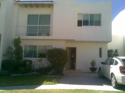 CORREGIDORA I, RENTO CASA $10,500 MAS MANTENIMIENTO