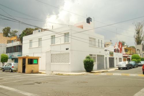 AMPLISIMA CASA EN ESQUINA, BIEN ILUMINADA Y BIEN DISTRIBUIDA, USO DE SUELO COMERCIAL, A UNA CALLE DE CALZ. LA VIGA, Y A CINCO DE CALZ. ERMITA IZTAPALA