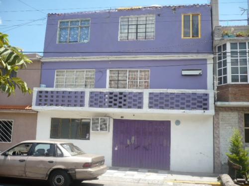 CASA CON SEIS DEPARTAMENTOS EN COL. IMPULSORA