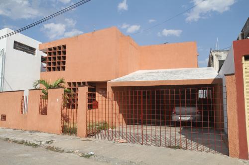Casa en San Esteban Frente a Deportivo da a 2 calles OFREZCA