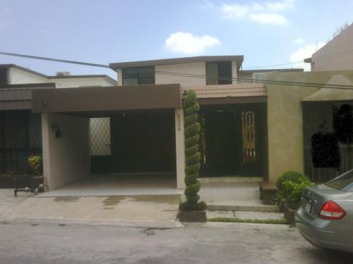 Impecable casa en el 2° sector de Cumbres, Inmejorable ubicación!!!!!