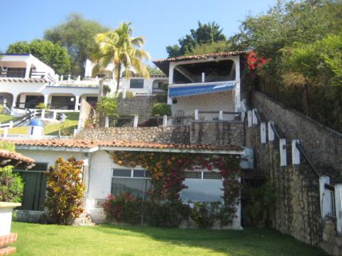 LLAME YA, URGE!!! VENDO *2 HERMOSAS CASAS* EN LA MISMA PROPIEDAD, COMPRELAS!!! 1250 M2. $3,000,000 MN. AL PIE DEL LAGO DE TEQUESQUITENGO MORELOS