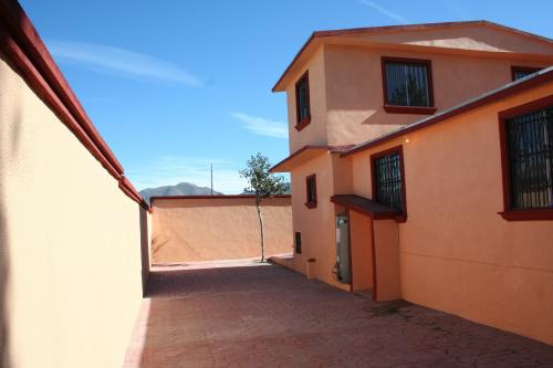 JARDIN DORADO casa recien remodelada y amplia