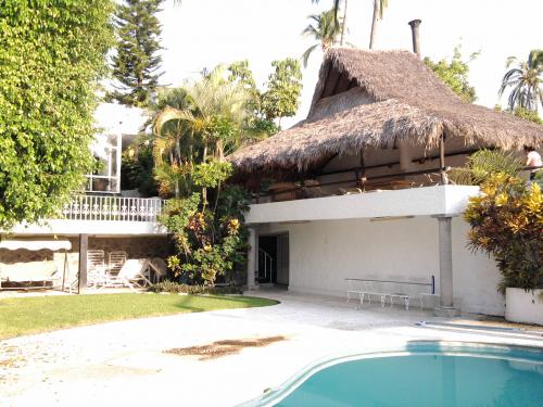 VTA. DE *HERMOSA RESIDENCIA* C/ALBERCA, JACUZZI, CANCHA DE TENNIS, LANCHERO, ETC. 1800 M2. $650,000 U$D A PIE DEL LAGO DE TEQUESQUITENGO. ACCESO DIREC