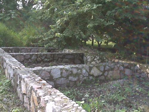 TERRENO CON CIMENTACIÓN CERCA DE CARRETERA