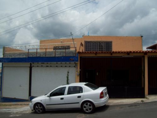 OPORTUNIDAD CASA CON LOCALES COMERCIALES