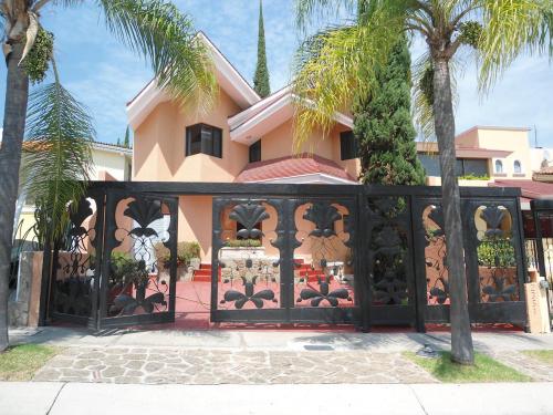 CASA EN RENTA BUGAMBILIAS PRIMERA SECCION