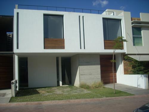 RENTO CASA NUEVA SUPER MODERNA CON SALA DE CINE EN 3 NIVELES