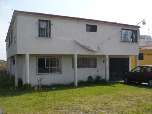 CASA POR AEROPUERTO EN OBRA GRIS