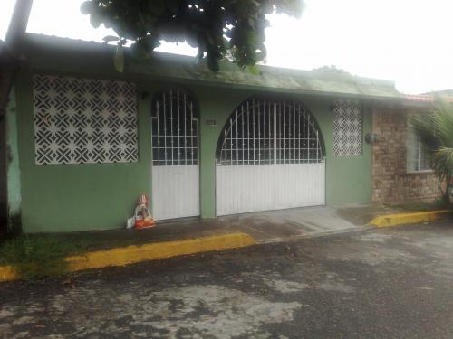 BONITA CASA UNIPLANTA EN LOMAS DEL COYOL FRENTE A AURRERA .