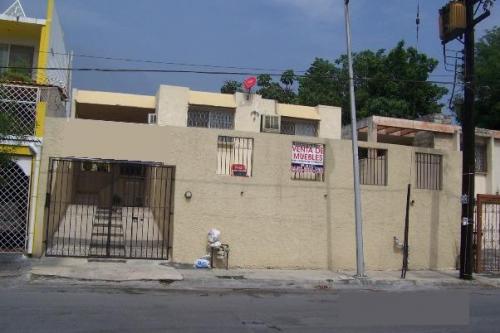 Vendo Amplia Casa en Cumbres 3er. Sector 