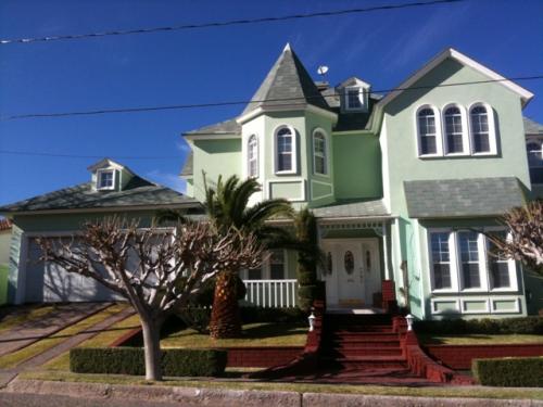 HERMOSA Y EXCLUSIVA RESIDENCIA FRENTE A FASHION MALL LAS HACIENDAS