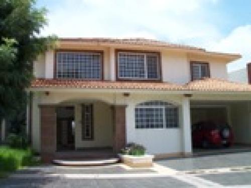 Hermosa casa en Fraccionamiento Campestre Morillotla