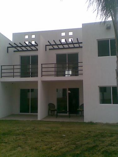 Amplia casa en condominio