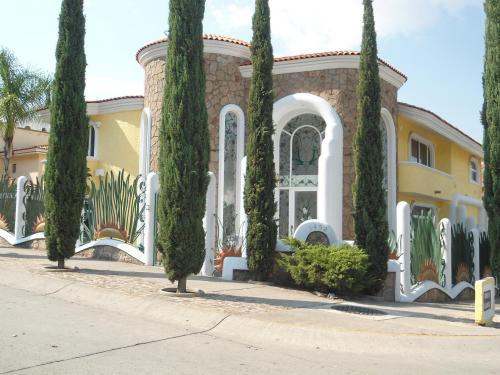 CASA EN RENTA BUGAMBILIAS PRIMERA SECCION