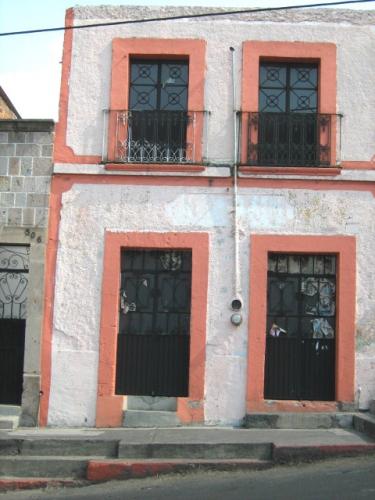 VENDO CASA COMO TERRENO EN EL CENTRO DE LA CIUDAD