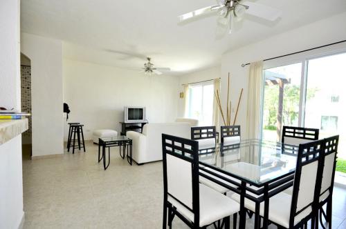 RENTA DE HERMOSA CASA EN PLAYACAR  