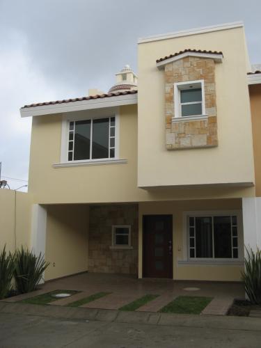EXCELENTE CASA EN COTO GIRASOLES ACUEDUCTO EN ZAPOPAN