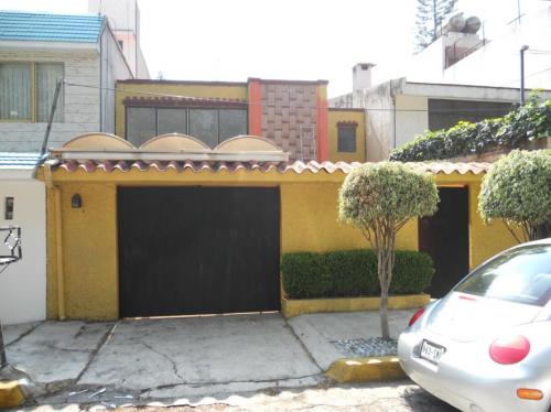 Vendo Casa muy bien ubicada dentro de fraccionamiento muy seguro frente a parque